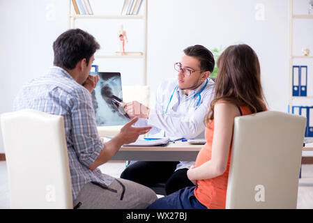 Die schwangere Frau mit ihrem Mann, dem Arzt in der Klinik Stockfoto