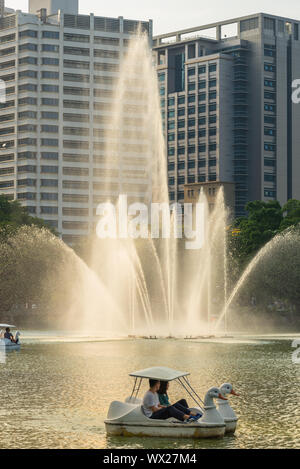 Der lumphini See mit Springbrunnen und Swan Tretboote Stockfoto