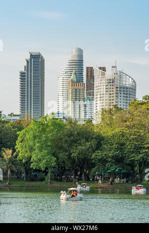 Swan Paddel Boote auf dem See im Lumphini Park Bangkok Stockfoto