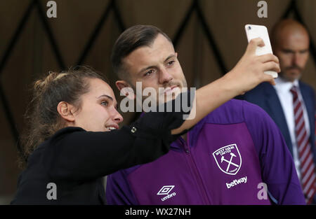 West Ham United Jack Wilshere stellt für eine selfie vor der Premier League Match in der Villa Park, Birmingham. Stockfoto