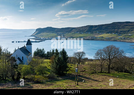 Die uig Freie Kirche, Uig Bay und dem King Edward Pier, Trotternish, Isle of Skye, Schottland, Großbritannien Stockfoto