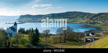 Die uig Freie Kirche, das Dorf, die Bucht von Uig Uig und der König Edward Pier, Trotternish, Isle of Skye, Schottland, Großbritannien Stockfoto