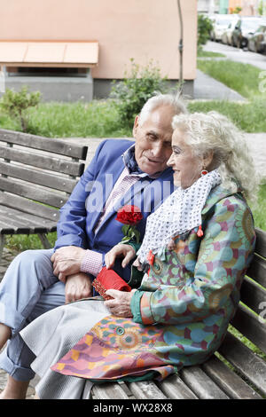 Liebevolle Ehepaar, Ehepaar, freudiges Lächeln, Stockfoto