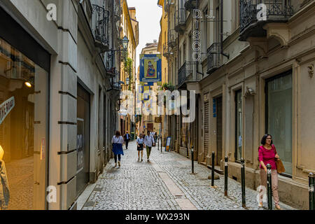 Menschen zu Fuß entlang der Via Mercanti, eine schmale Straße mit Kopfsteinpflaster in Turin, Italien Stockfoto