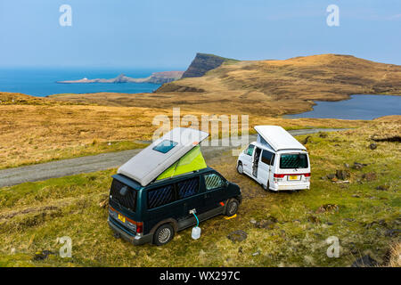 Zwei Mazda Bongo Wohnmobile wildes Campen in der Nähe von Loch Eishort mit Blick in Richtung Waterstein Head und Duirinish Neist Point, Isle of Skye, Schottland, Großbritannien Stockfoto