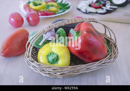 Gemüse auf dem Tisch in einem Weidenkorb. Stockfoto