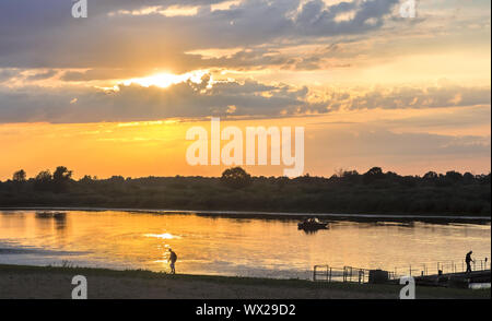 Abend Landschaft: Sonnenuntergang über einem kleinen Fluss Stockfoto