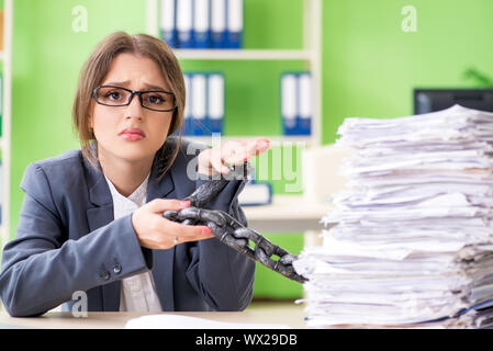 Geschäftsfrau unter Stress im Büro Stockfoto