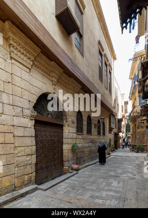 Kairo, Ägypten, 19. November 2016: Darb Asfour Lane mit Fassade des Bayt Al-Suhaymi alten historischen Haus im Stadtteil Gamalia, mittelalterliche Kairo Stockfoto