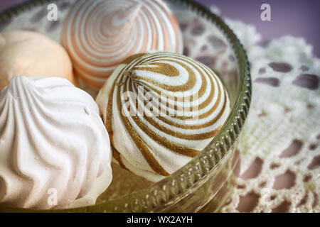 Marshmallows verschiedener Sorten in einem Glas Vase. Stockfoto