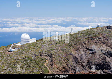 Teleskope über den Wolken auf dem höchsten Gipfel von La Palma, Kanarische Inseln Stockfoto