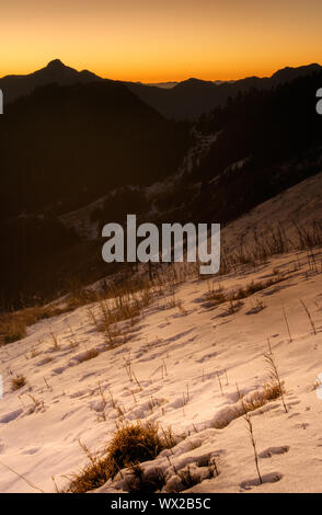 Sunrise-Berglandschaft mit Schnee im Winter morgens. Stockfoto