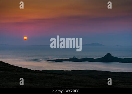 Sonnenuntergang über Neist Point und die Westlichen Inseln, aus der Nähe von Ramasaig Klippe, Duirinish, Isle of Skye, Schottland, Großbritannien Stockfoto