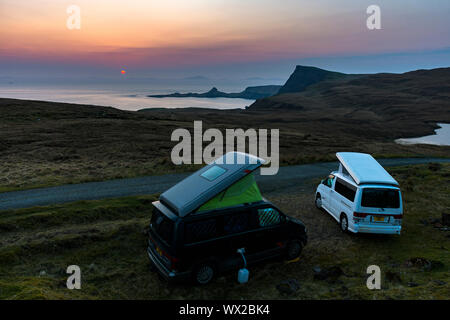 Zwei Mazda Bongo Wohnmobile in der Nähe von Loch Eishort, Richtung Waterstein Head und Neist Point suchen bei Sonnenuntergang, Duirinish, Isle of Skye, Schottland, Großbritannien Stockfoto