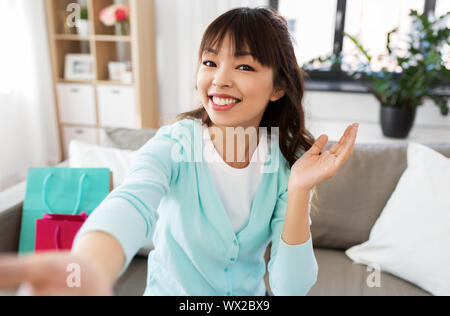 Asiatische Frau blogger unter Video- oder selfie Stockfoto