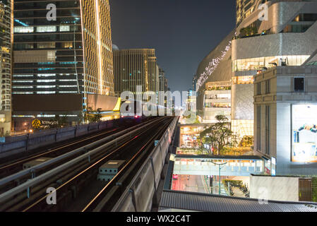 Skytrain über die Sukhumvit Road in Bangkok. Stockfoto