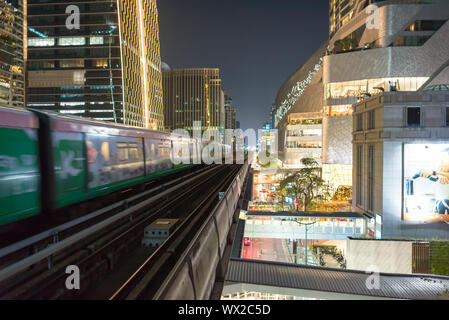 Skytrain über die Sukhumvit Road in Bangkok. Stockfoto