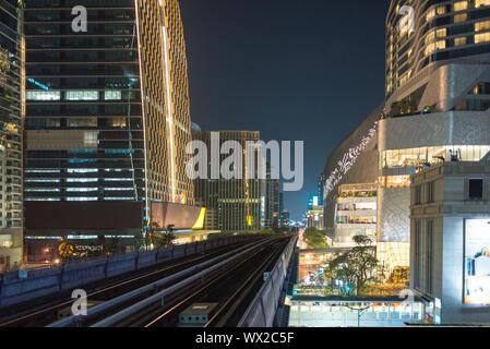 Wolkenkratzer und Skytrain an der Sukhumvit Road in der Pathum Wan-Viertel von Bangkok. Stockfoto