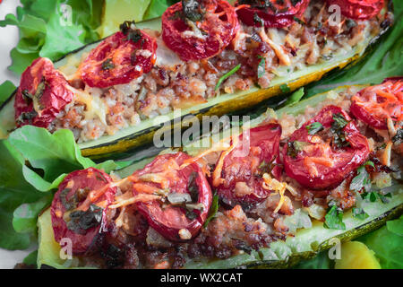 Mit Hackfleisch gefüllte Zucchini auf einer Platte. Stockfoto