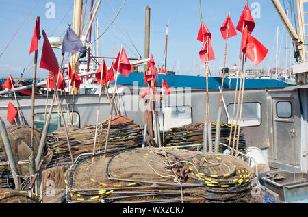 Angeln-Schiff mit Netzen im Hafen von Urk, einem niederländischen Fischerdorf Stockfoto