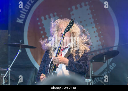 Regensburg, Bayern, Deutschland, 30. Juni 2019, Leistung der AC/DC Revival Band am Grieser Spitz an der Regensburger Bürger Festival 2019, Germa Stockfoto