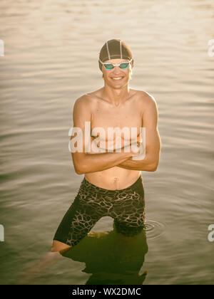 Schwimmer Modell in einem Meer Stockfoto