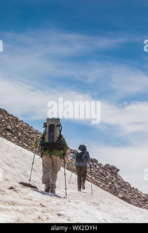 Überqueren einer Schnee entlang des Pacific Crest Trail unter alten Verschneiten in die Ziege Felsen, Wüste, Gifford Pinchot National Forest, Washington State, U Stockfoto