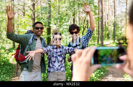 Freunde mit Rucksäcken auf Wanderung fotografiert werden Stockfoto