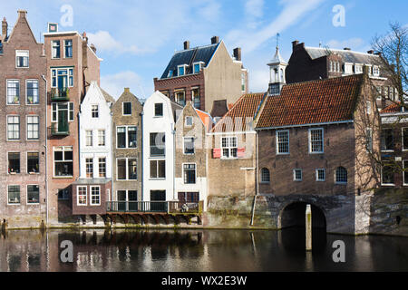 Historische Stadtbild entlang eines Kanals in Delfshaven, ein Stadtteil von Rotterdam, Niederlande Stockfoto