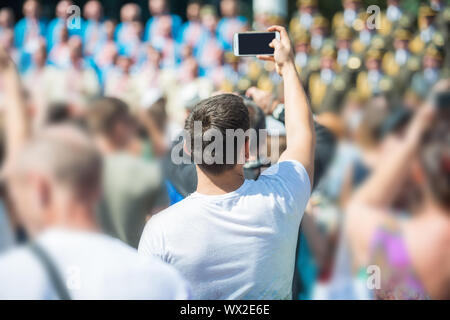 Junge Frau mit smartphone Stockfoto
