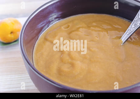 Aprikose Smoothie auf einem Tisch in einem keramischen Cup. Stockfoto