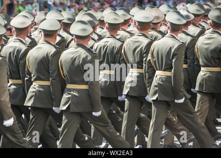 Armee Soldaten marschieren auf Militärparade Stockfoto
