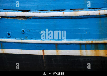 Schließen Sie die Seitenansicht eines alten, verlassenen Boot blau lackiert Stockfoto