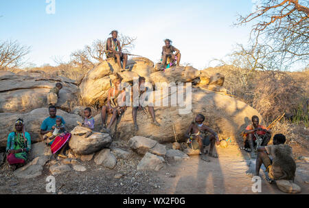 Lake Eyasi, Tansania, 11. September 2019: hadzabe Männer auf einem Felsen mit seinem Bogen und Pfeile Stockfoto