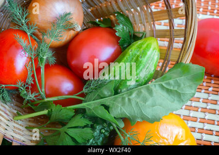 Gemüse auf dem Tisch in einem Weidenkorb. Stockfoto
