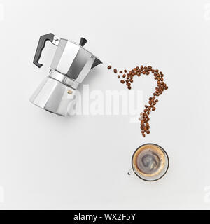 Eine Tasse Kaffee, Metall/Teekocher und Kaffeebohnen in der Form eines Fragezeichens auf grauem Hintergrund mit Platz für Text. F Stockfoto