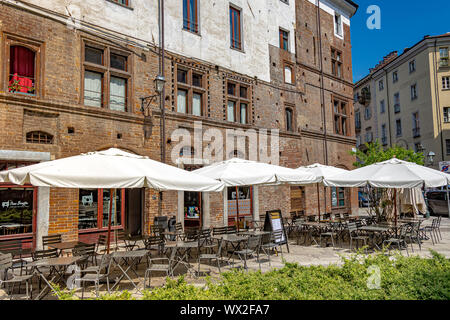 Tische und Stühle mit Sonnenschirmen außerhalb Casa Broglia, einem italienischen Restaurant in Turin, Italien Stockfoto