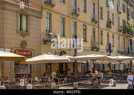 Menschen an Tischen mit einem Getränk außerhalb Prosit Bar, Via Largo IV Marzo, Turin, Italien draußen sitzen Stockfoto