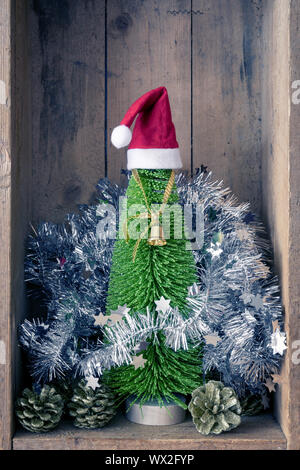 Weihnachtsdekoration Golden Bell jar und Baum in einer Holzkiste Hintergrund Stockfoto