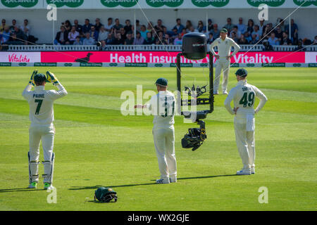 Spidercam am Oval für England. v Australia Test überein. Die Spidercam ist ein System, mit Film- und Fernsehkameras sowohl vertikal als auch horizontal über einen bestimmten Bereich, in der Regel das Spielfeld von einem sportlichen Ereignis wie ein cricketfeld, Fußballplatz oder ein Tennisplatz zu bewegen. Den Namen Spidercam ist ein Warenzeichen. Stockfoto