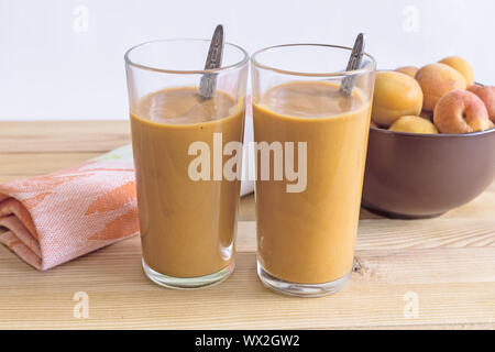 Smoothies von reifen Aprikosen mit Joghurt in Gläsern Stockfoto