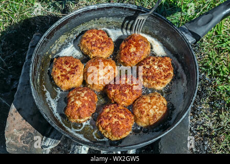 Schnitzel gebraten in der Pfanne über dem Feuer. Stockfoto
