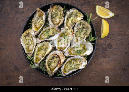 Grill overbaked frische Austern mit Knoblauch geöffnet Stockfoto