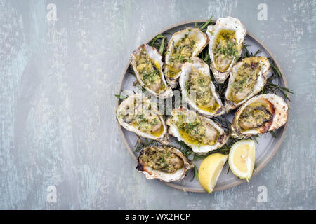 Grill overbaked frische Austern mit Knoblauch geöffnet Stockfoto