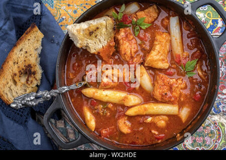 Traditionelle kreolische Cajun court Bouillon mit Fisch und gumbo Eintopf Eintopf mit weißer Spargel als Draufsicht in einem Topf Stockfoto