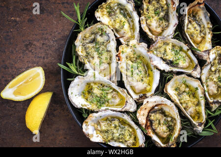 Grill overbaked frische Austern mit Knoblauch geöffnet Stockfoto