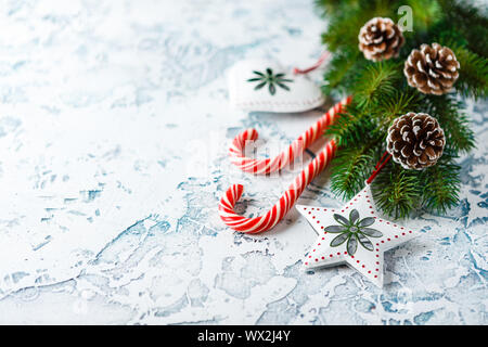 Weihnachten Komposition mit Fir-Zweig, Weihnachtsschmuck, Zuckerstangen Stockfoto