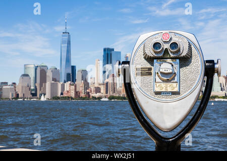 Münzautomaten Fernglas in Ellis Island mit Freedom Tower im Hintergrund Stockfoto