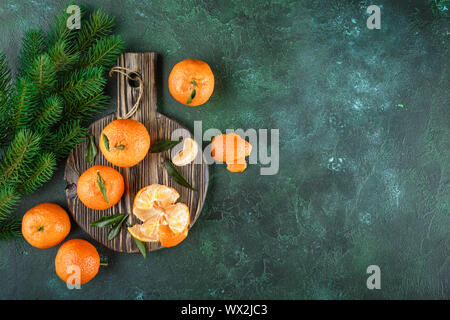 Mandarinen Orangen, Mandarinen, Clementinen, Zitrusfrüchte mit Blättern Stockfoto