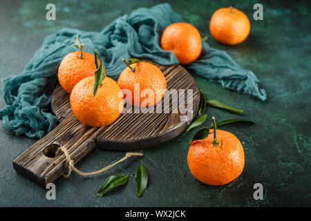 Mandarinen Orangen, Mandarinen, Clementinen, Zitrusfrüchte mit Blättern Stockfoto